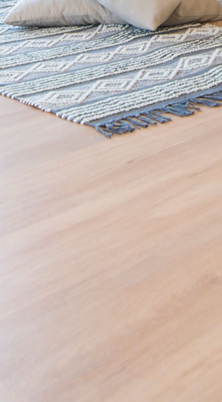 light woodlook laminate flooring
